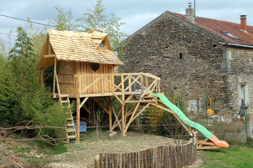 How to build a real castle for a child from ordinary wooden pallets