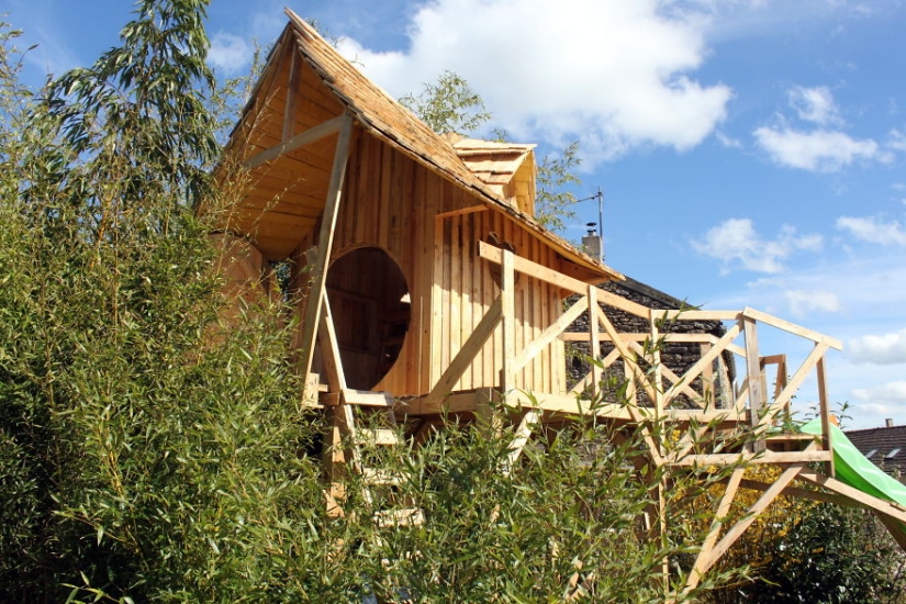 How to build a real castle for a child from ordinary wooden pallets