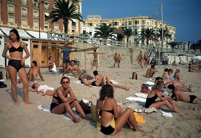 How to relax on the beach in Cannes — amazing color photos of 1948