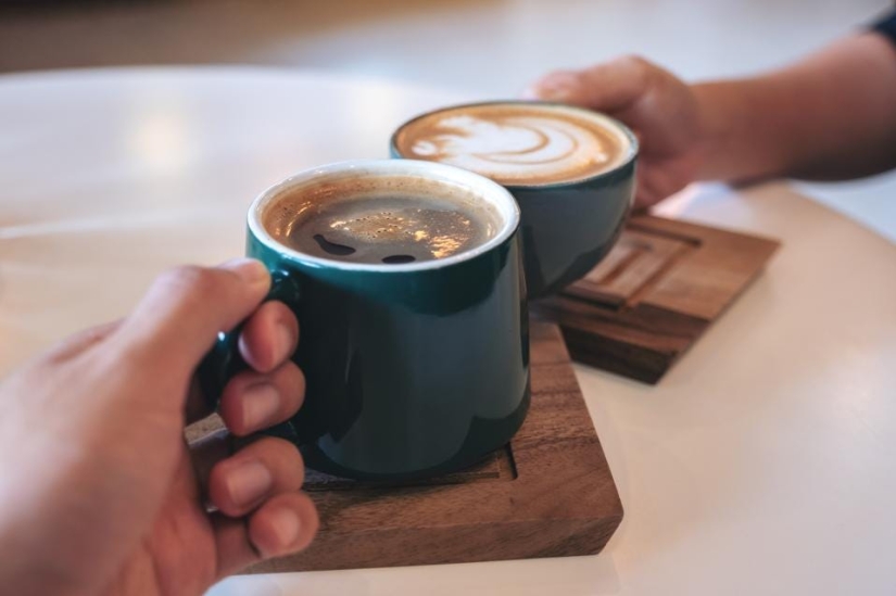 How to save teeth from stains for coffee lovers: life hacks from American dentists