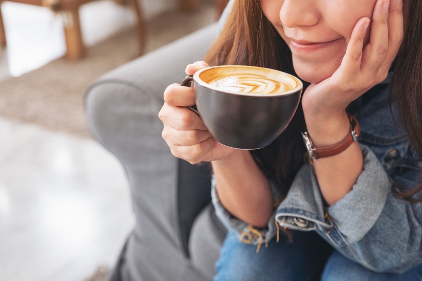 How to save teeth from stains for coffee lovers: life hacks from American dentists