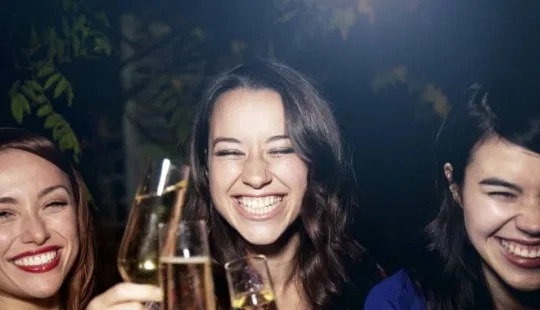 Humor festivo-sonrisa estropeada: el alcohol destruye los dientes peor que los dulces