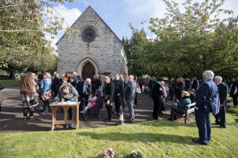 Hundreds of people came to the funeral of an unnamed girl who was abandoned by her mother