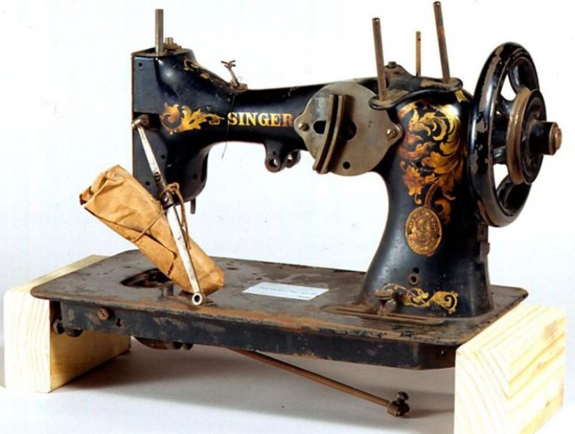 Hunting for sewing machines, or Why antique dealers need Grandma's "Singer"