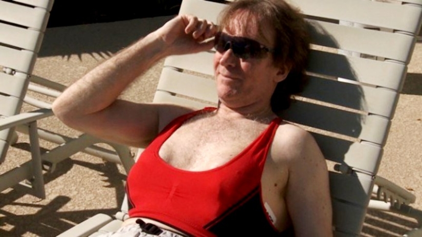 “I fell in love with my breasts”: a Canadian on a bet walked with a silicone bust for 20 years