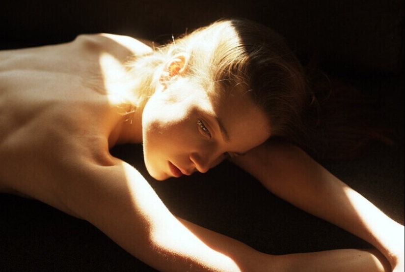 I want to highlight the exposure of female sensuality: the play of light in the photographs of Alessio Albi