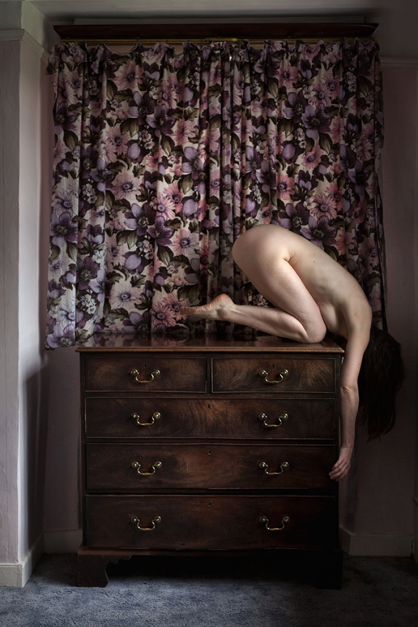 Iluminación desnuda: un artista desnudo en poses difíciles