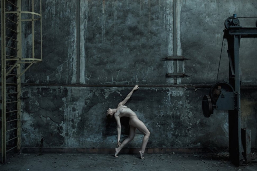 In contrast: photographer shoots naked girls in abandoned buildings
