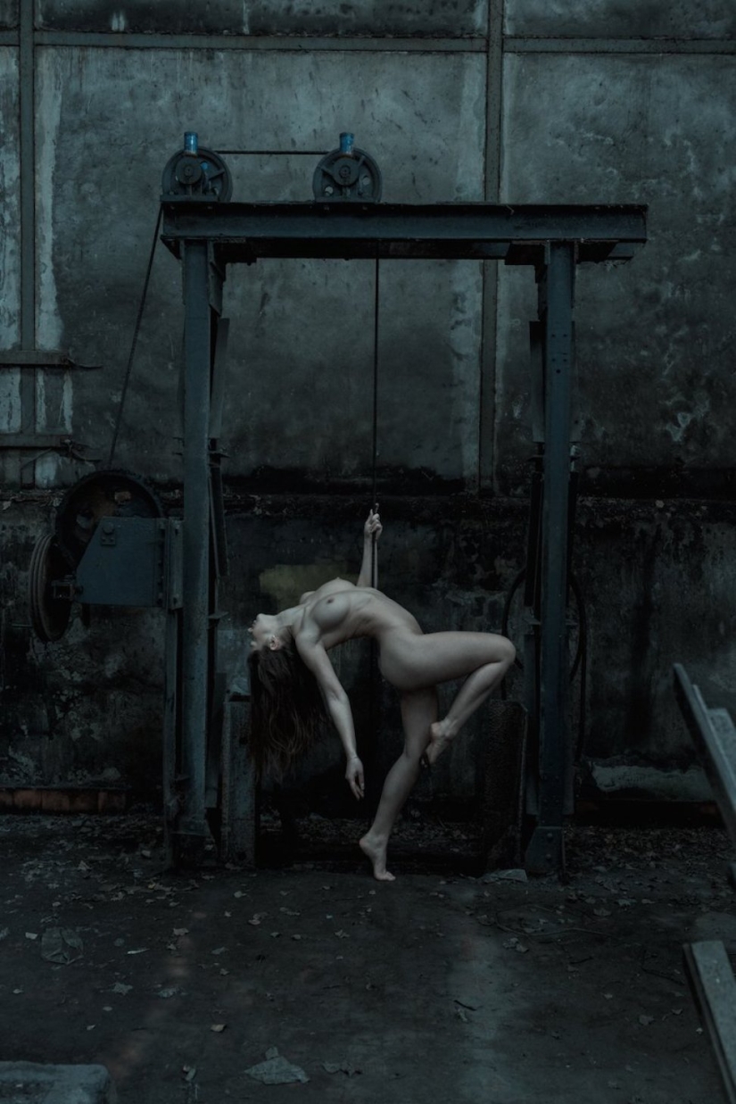 In contrast: photographer shoots naked girls in abandoned buildings