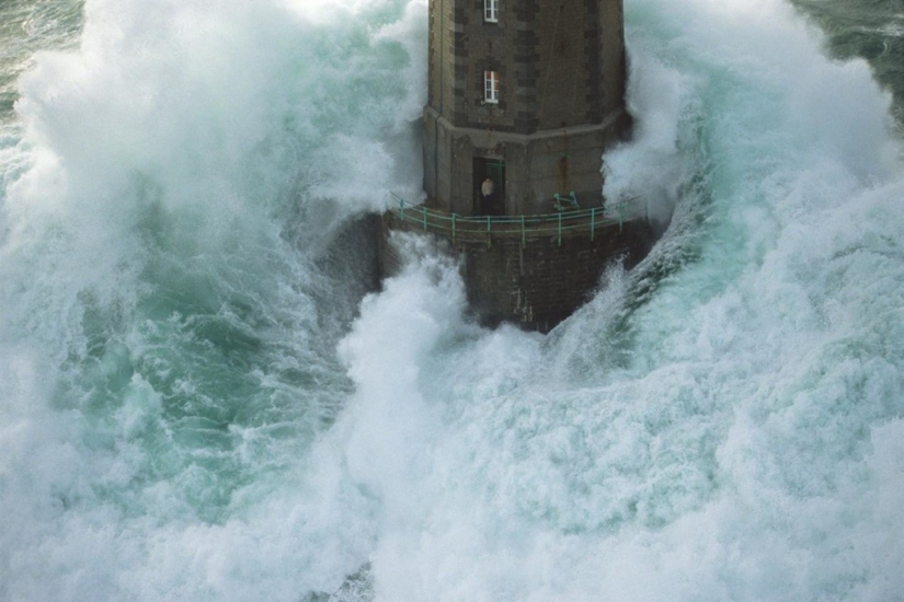 In the middle of the storm: did the lighthouse keeper from the legendary photograph survive?