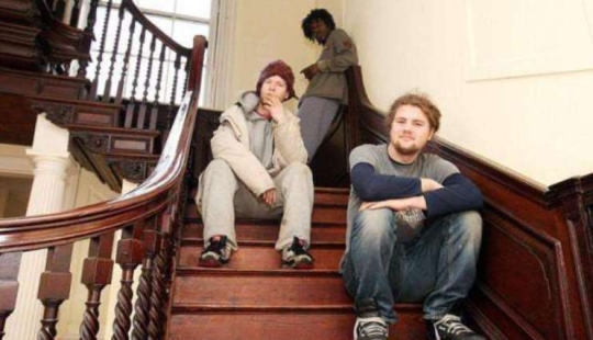 In the US, a man became a squatter to expel other squatters from his mother's house In the US, a man became a squatter to expel other squatters from his mother's house