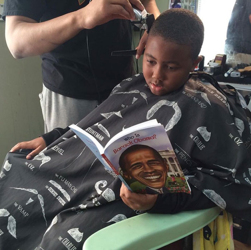 In this barbershop, children get a haircut for free if they read books aloud during the haircut