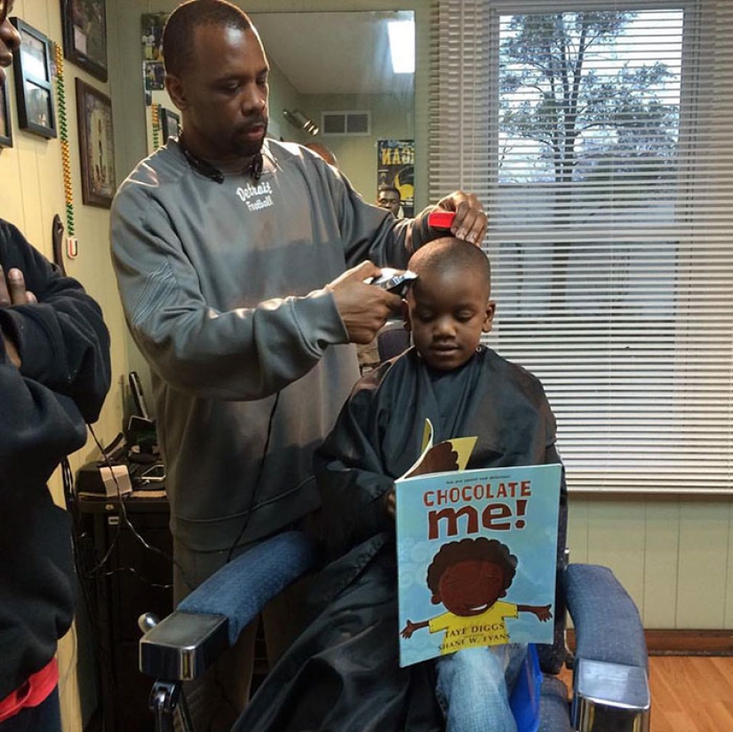 In this barbershop, children get a haircut for free if they read books aloud during the haircut