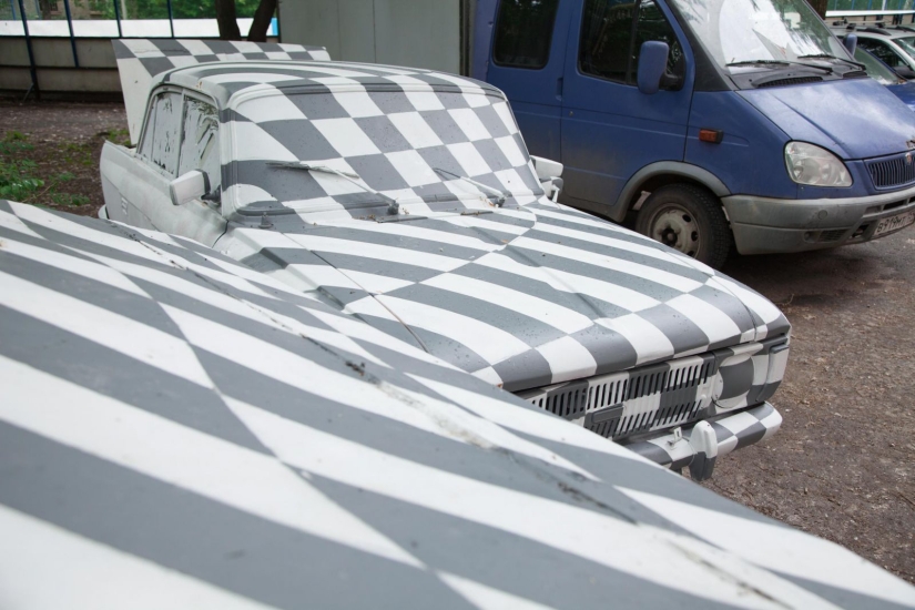 In Yekaterinburg, artists "removed" an old car from reality along with a garage