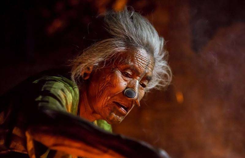 Increíbles costumbres de una tribu india donde las mujeres tienen que usar tapones en sus fosas nasales