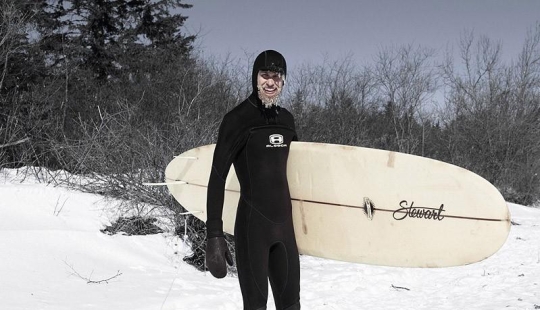 Increíbles fotos de surfear en un lago semicongelado