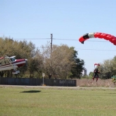 Increíbles fotos del choque de un avión y un paracaidista