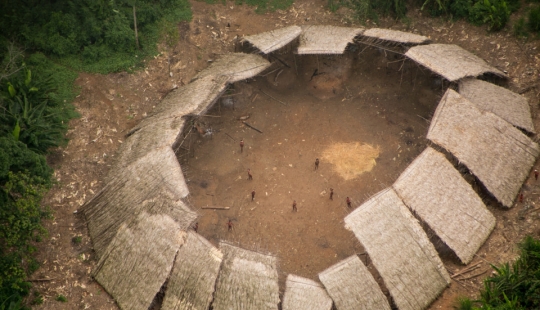 Increíbles imágenes de una tribu amazónica que nunca ha estado en contacto con la civilización