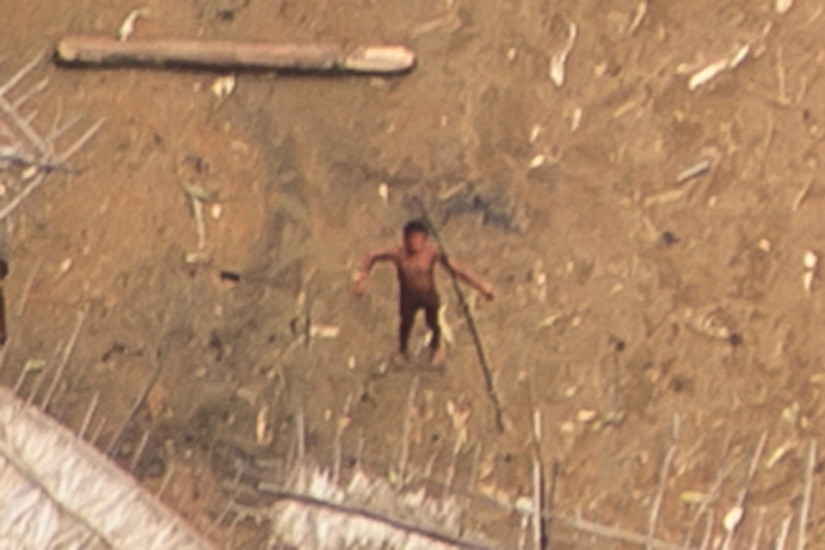 Incredible footage of an Amazonian tribe that has never been in contact with civilization