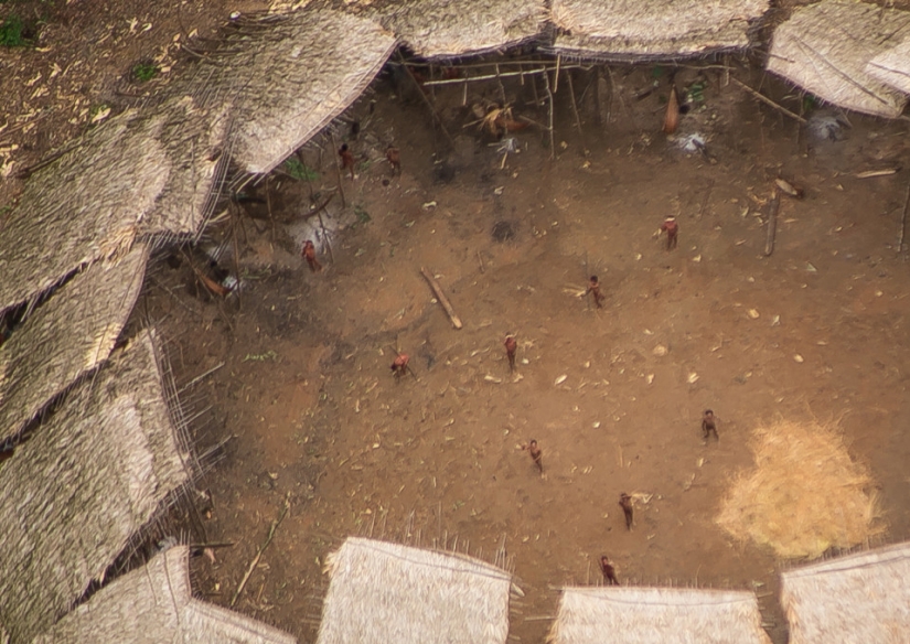 Incredible footage of an Amazonian tribe that has never been in contact with civilization