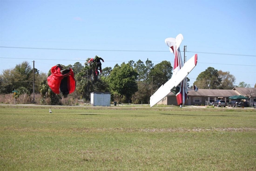 Incredible photos of the collision of a plane and a paratrooper