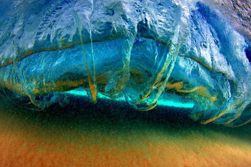 Incredible pictures of waves off the coast of Hawaii