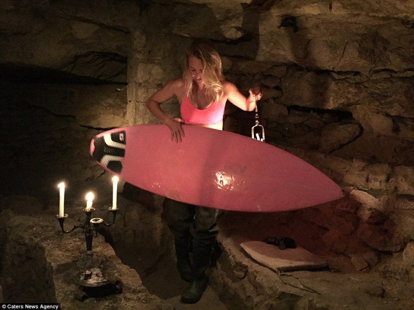 Indiana Jane: Una mujer estadounidense en una tabla de surf explora las catacumbas esqueléticas de París