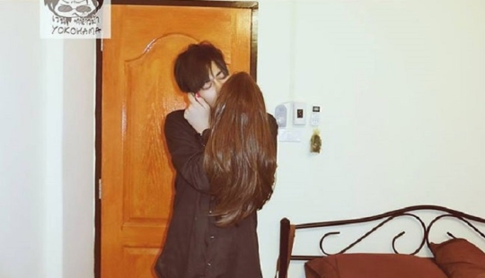 Instructions: how to take pictures with your girlfriend if you don't have one