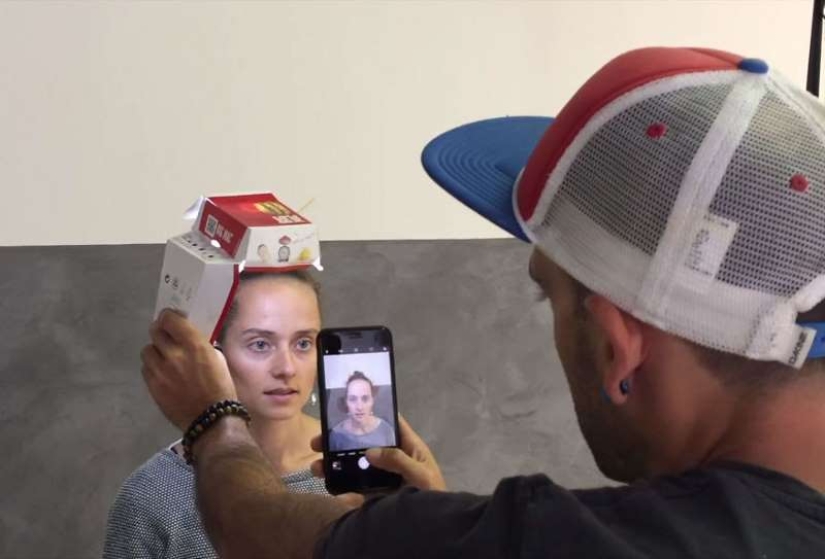 iPhone, Big Mac box and no magic: the photographer made cool portraits with the help of improvised means