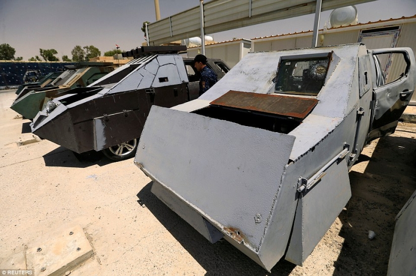 Iraqi police showed cars of Islamic State terrorists