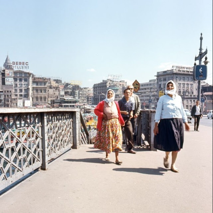 Istanbul-the City of Contrasts: 30 color images of street life in the 70s