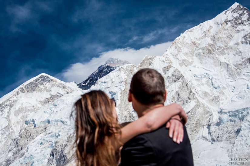 It is forbidden to kiss for a long time: lovers got married by climbing Mount Everest