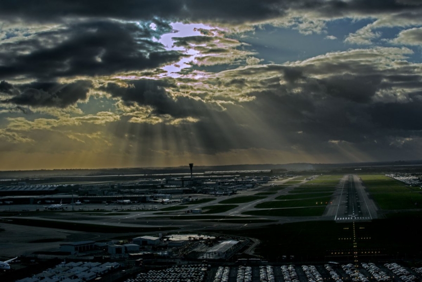 It turns out that the pilots of passenger airliners are the best photographers