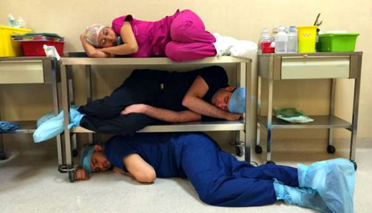 #ITogeLay down: a flash mob of doctors in support of a sleepy resident #ITogeLay down: a flash mob of doctors in support of a sleepy resident