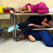#ITogeLay down: un flash mob de médicos en apoyo de un residente dormido