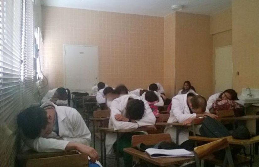 #ITogeLay down: un flash mob de médicos en apoyo de un residente dormido