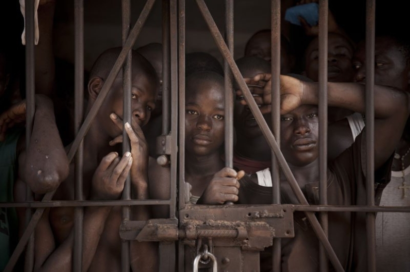 Jail for teenagers in Sierra Leone: this is where the real hell is!