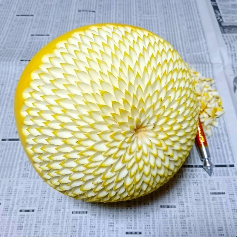 Japanese artist carves intricate patterns on vegetables and fruits
