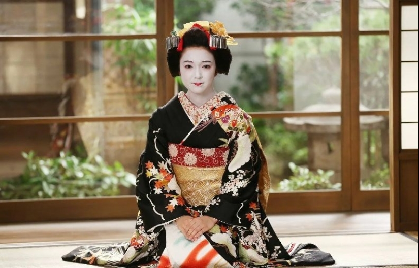 Japanese exotic "netaymori": sushi from the body of a beautiful geisha