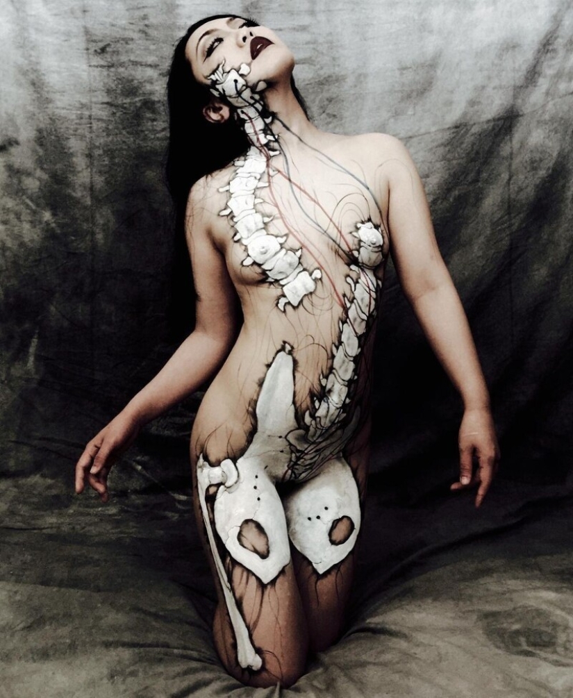 Japonés del arte de cuerpo del Gancho Azuma: la pintura en tinta sobre los cuerpos femeninos