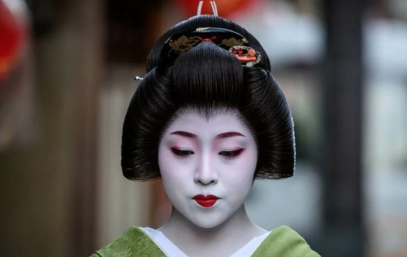 Japonés exótico "netaymori": sushi del cuerpo de una hermosa geisha