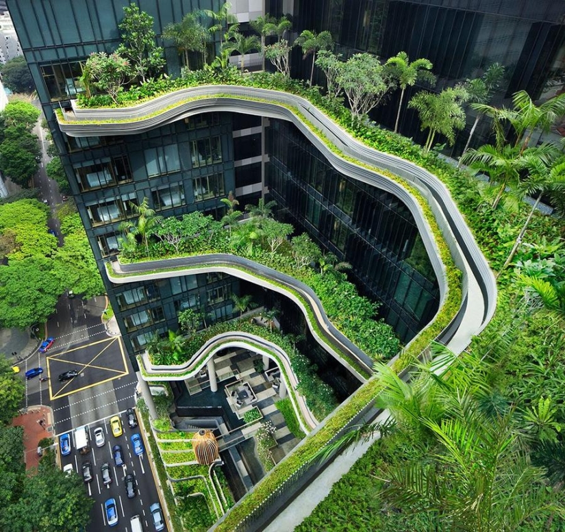 Jardín único en la fachada de un hotel en Singapur.