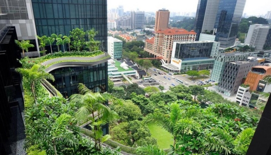 Jardín único en la fachada de un hotel en Singapur.