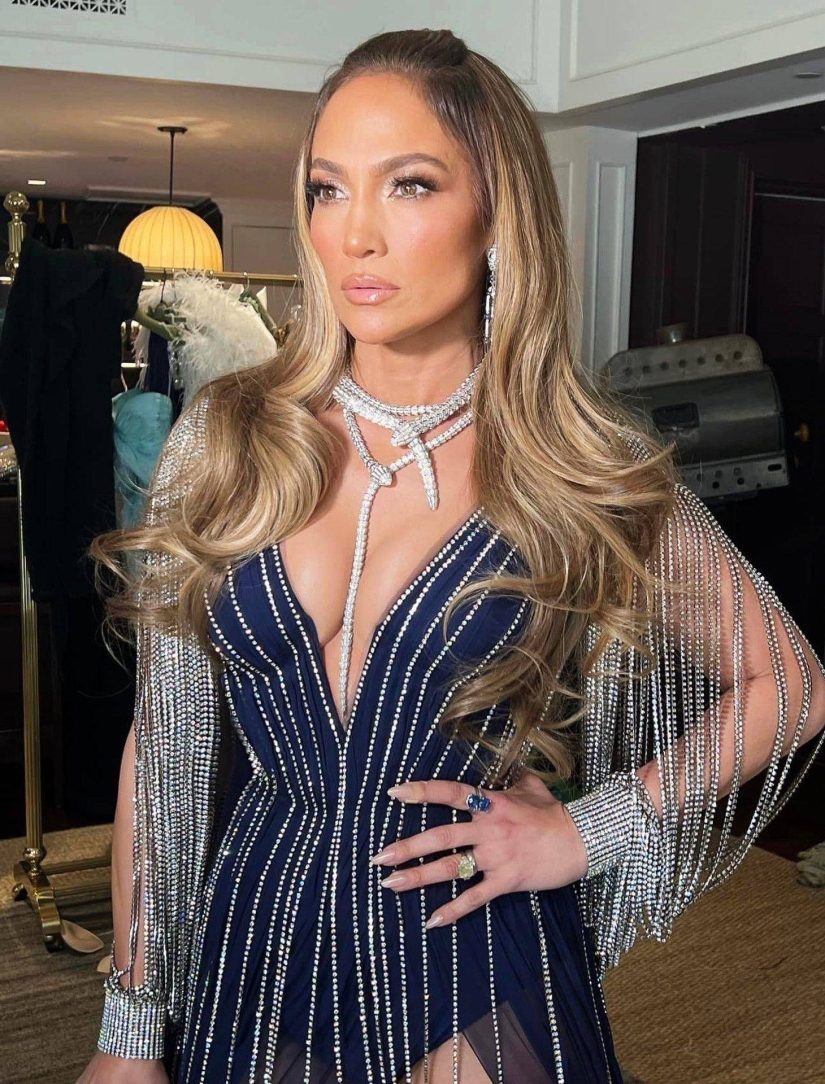 Jennifer Lopez in Gucci dress and Bvlgari jewelry at the 2023 Grammys