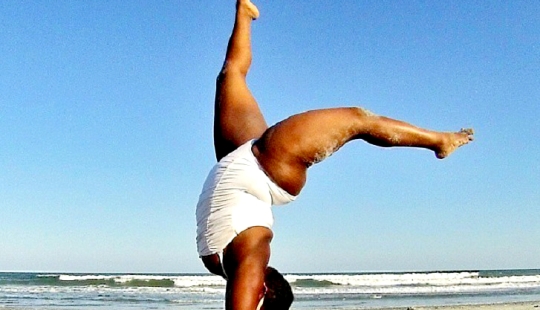 ¡Jessamine Stanley demuestra que el yoga es para todos!