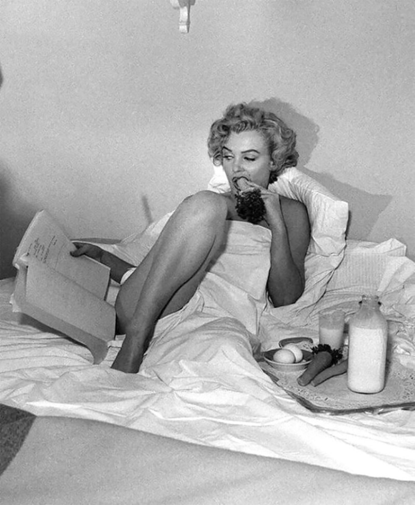 Juguetona Marilyn Monroe tiene desayuno en la cama
