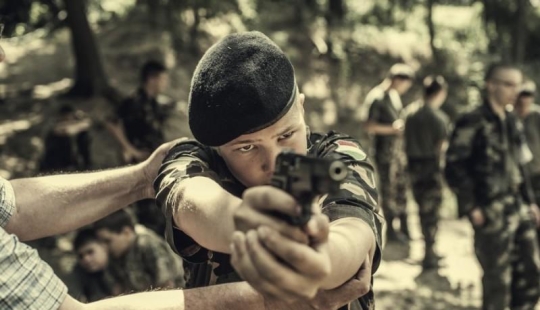 Jóvenes patriotas húngaros en un campamento militar