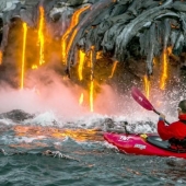 Kayak junto a la lava