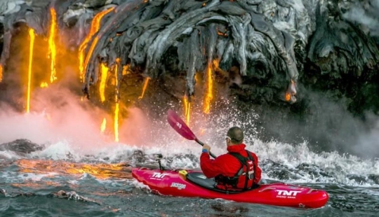 Kayak junto a la lava