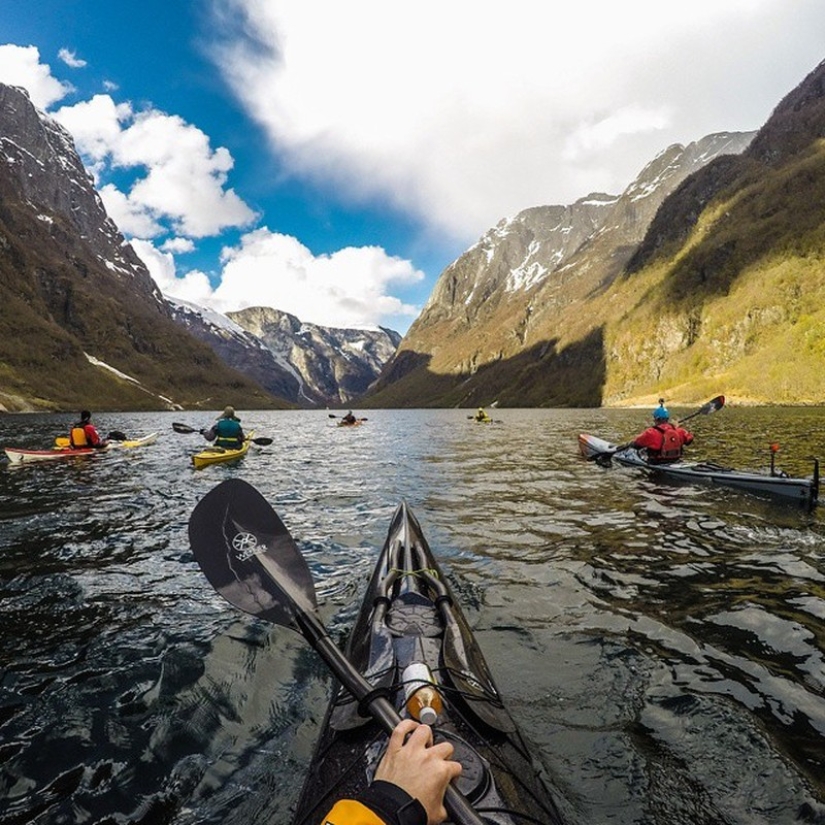 Kayakista toma impresionantes fotos de los fiordos noruegos
